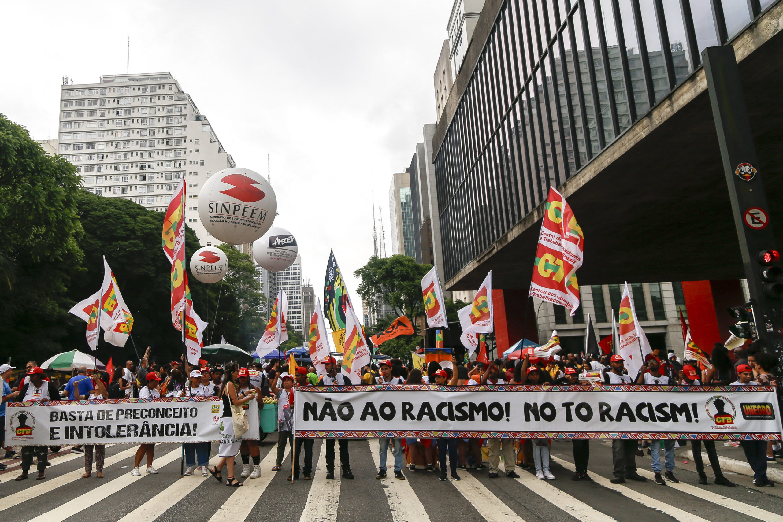 Pessoas participam de uma manifestação contra o racismo durante a comemoração do Dia da Consciência Negra em São Paulo, Brasil, em 20 de novembro de 2023. (Foto de Miguel SCHINCARIOL / AFP)