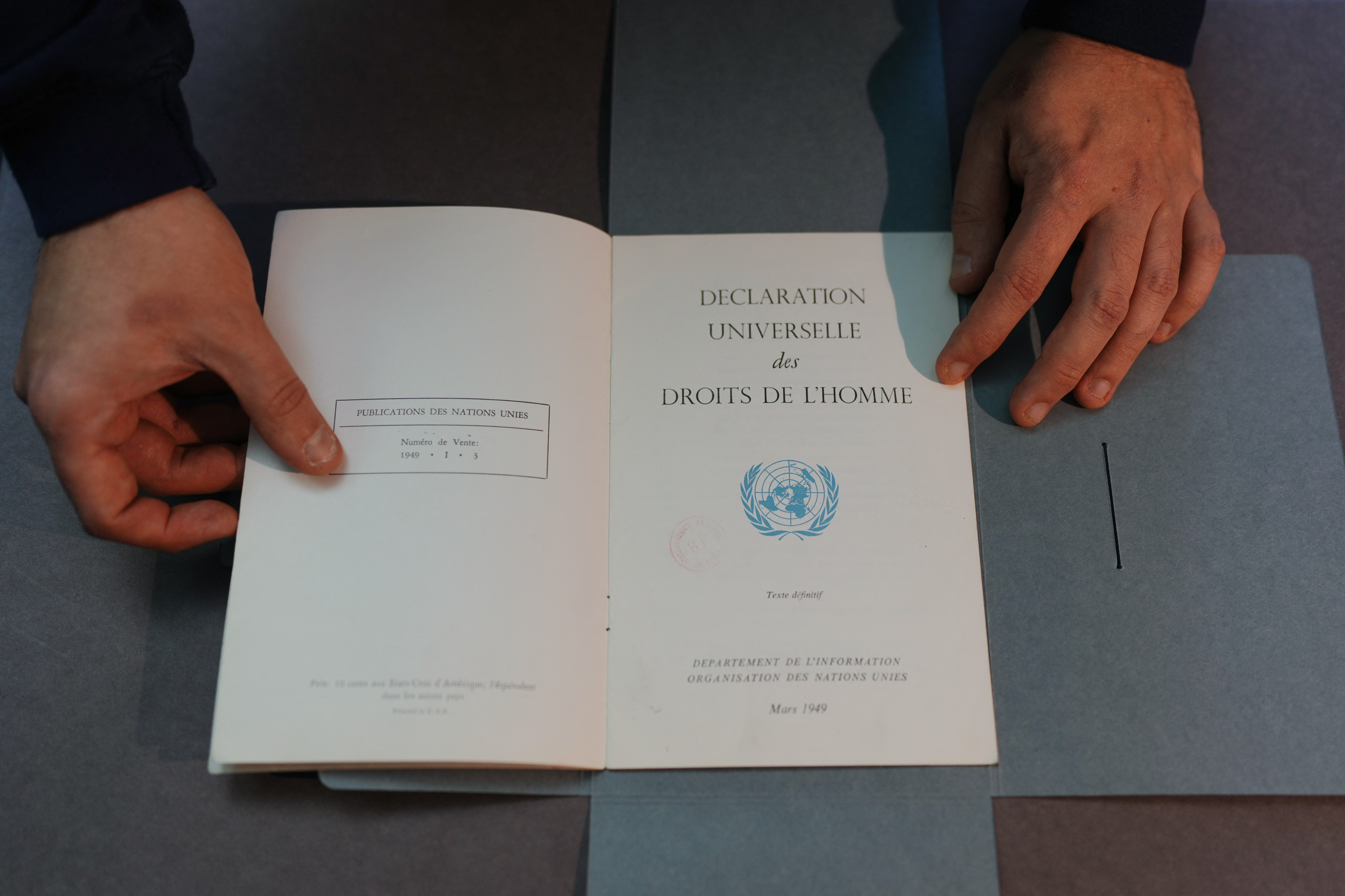 Documento emitido pela ONU em 1949, ano seguinte da adoção na Assembleia Geral das Nações Unidas da Declaração Universal dos Direitos Humanos. Foto: Dimitar DILKOFF / AFP